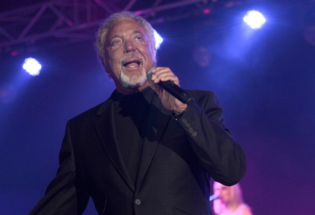 80-årige Tom Jones sätter rekord.