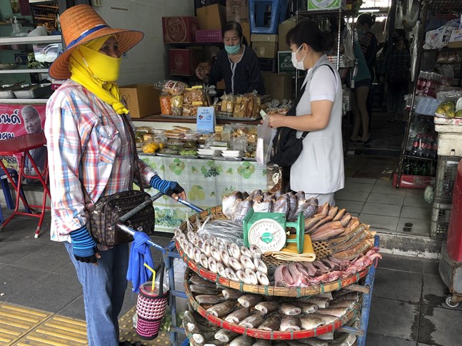En marknad i Thailands huvudstad Bangkok. 76 procent av de thailändska arbetstagarna uppger att de fått sänkta inkomster under covidpandemin.