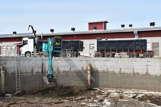Spillning från grisarna på Heikkilä gård i Rusko processas och transporteras till en gård i Humppila inom ramen för ett treårigt projekt som John Nurminens Stiftelse driver.