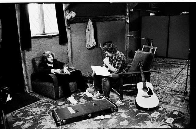 Kjell Andersson (till vänster) och Ulf Lundell i Ridge Farm Studio, Surrey, England, april 1980.