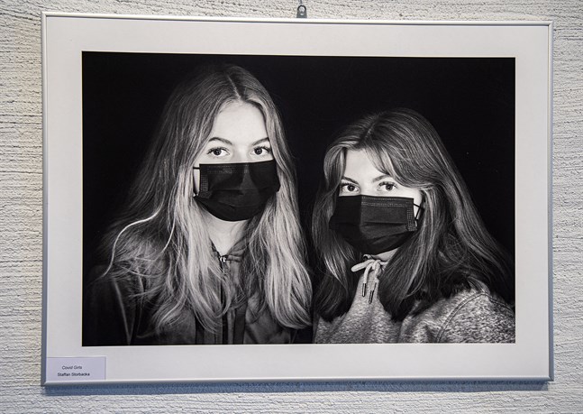 Staffan Storbackas porträtt av de egna döttrarna Hanna och Emma ingår i Jakobstads Fotoklubbs utställning på Tobaksmagasinet. "Covid girls", kallar han bilden.