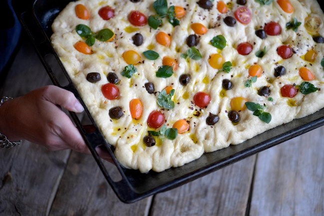 Focaccia med tomater, oliver och örter. Det här är mums på italienska.