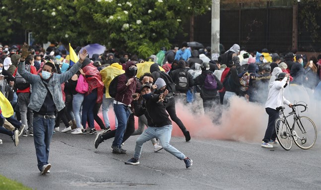 Demonstranter i Colombias huvudstad Bogotá drabbar samman med polis den 1 maj, i protester mot en ny skattereform.