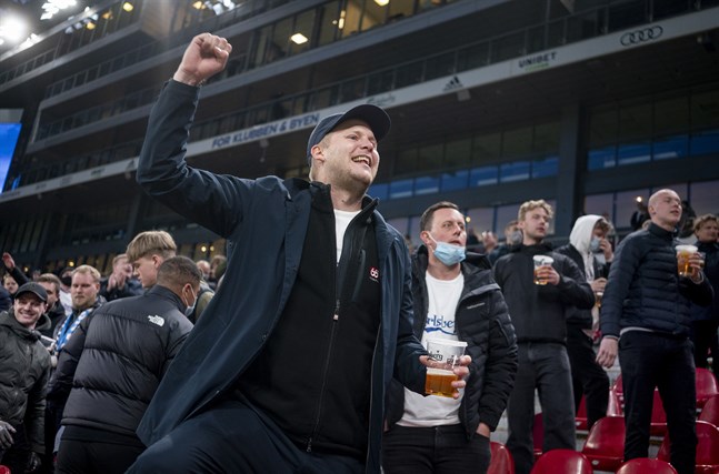 FC Köpenhamns-supportrar jublar efter 3–2-segern hemma på Parken mot Århus. Över 10 000 åskådare fick se matchen på plats.