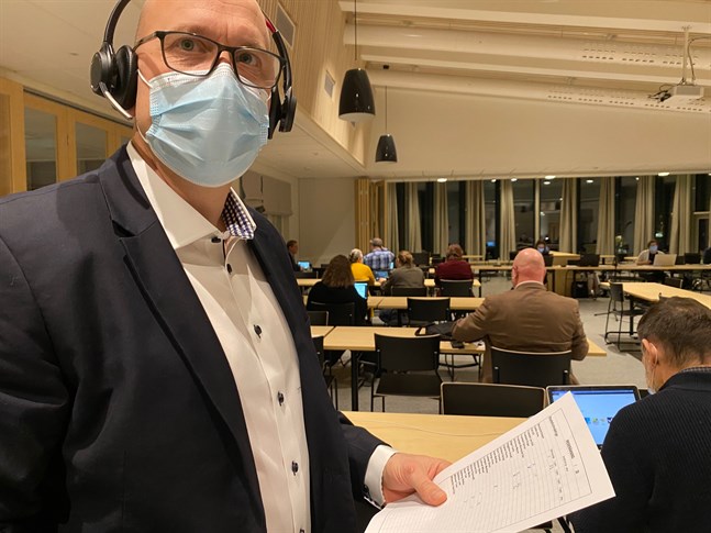 På fullmäktiges möte i slutet av februari var Ted Saari, SFP, ännu osäker på kommunalvalet. Men nu är han med då flytten från Kina blev klar.