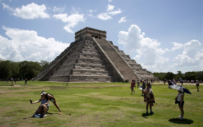 Turister besöker Chichén Itzá, en övergiven Mayastad i sydöstra Mexiko. Arkivbild.
