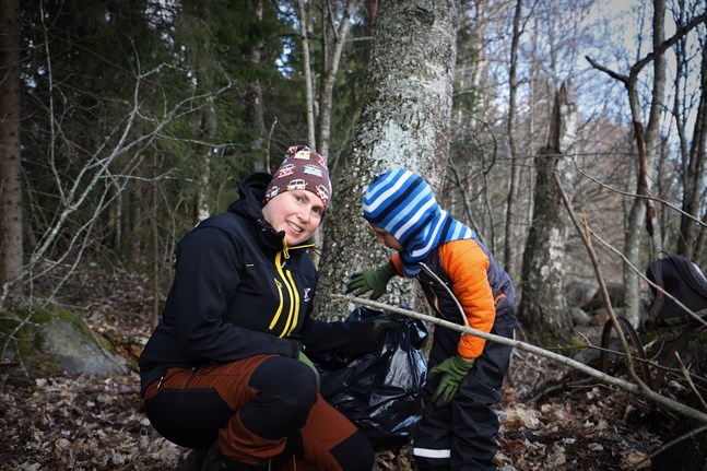 Caroline Nordman Granholm och sonen Alex hjälpte till att städa i skogen nära bostadsområdet Västerängen, ett av Vasas nyaste bostadsområden.