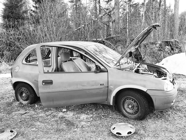 Bilen bakom ishallen i Nykarleby var rejält sönderslagen.