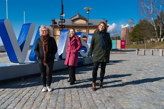 Mari Kattelus från Vasek med Leena Forsén och Eevamaria Paasikari från Vasa stad.
