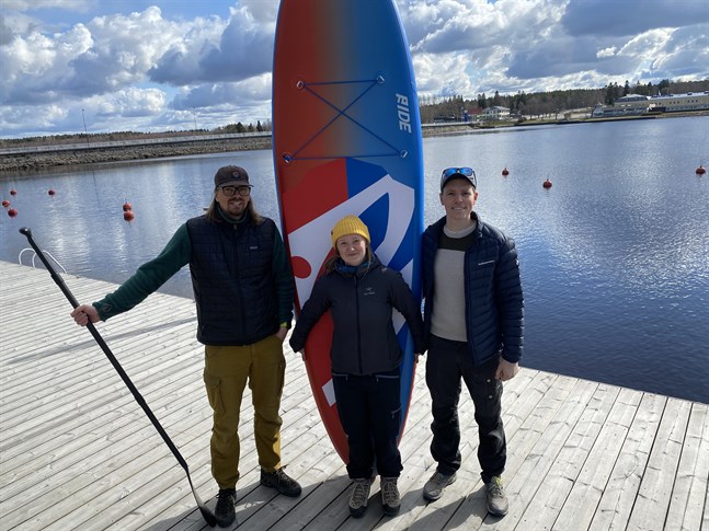 Björn Lindell, Ida Mansner och Jan Lillhannus står bakom det nya företaget som ska hyra ut SUP-brädor och kajaker i centrala Kristinestad i sommar.