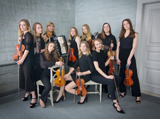 Nu ska det göras dokumentärfilm om Jepokryddona. Uppe från vänster: Lina Sandvik, Filippa Forsgård, Christine Julin-Häggman, Sandra Sjöholm, Selma Nordström, Doris Häggman och Alicia Norrgård. Nere från vänster: Ursula Lindén, Nora Lillas och Noora Fleen.