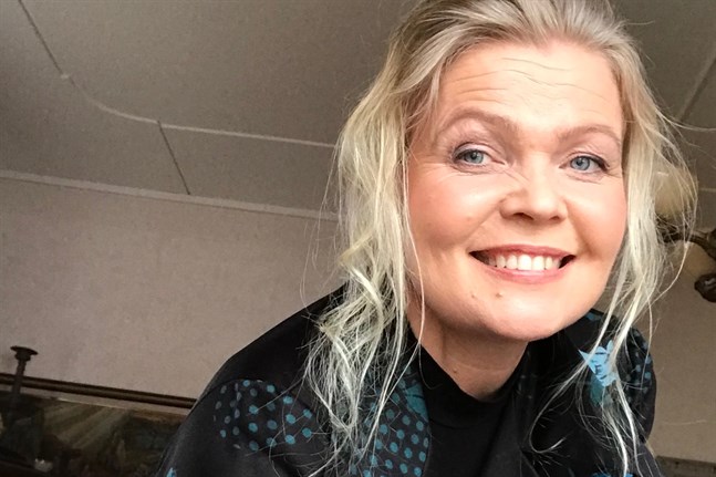 Eva-Lott Björklund klädd i en klänning som hennes mamma bar på 1970-talet. Den har hade hon på sig när hennes konsertfilm "Hyllning till Mor" spelades in i Kronoby våren 2021.