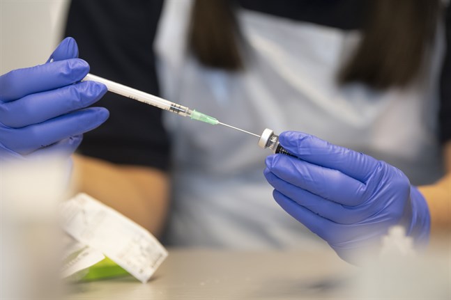 En sjuksköterska förbereder vaccin från Pfizer.