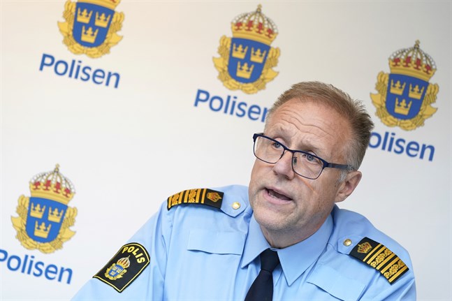 Malmös polisområdeschef Stefan Sintéus vid en pressträff om explosionerna.