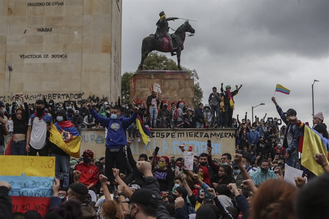 Demonstranter protesterar mot regeringen i Colombias huvudstad Bogotá på onsdagen.