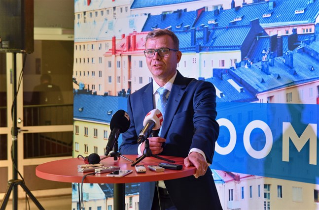 Samlingspartiets ordförande Petteri Orpo säger att partiet drar tillbaka sin riktlinje om att rösta blankt i riksdagen nästa vecka. Arkivbild.