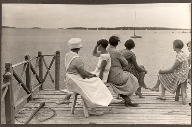 På bryggan hos familjen Bruun. Kråkfjärden i bakgrunden.