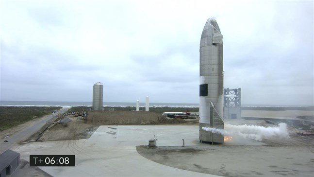 På femte försöket har Space X lyckats flyga och landa en prototyp för sin Starship-raket. Den lyckade manövern skedde natten mot torsdag finsk tid.