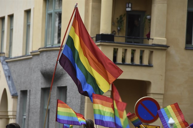 Oulu Pride anser att polismannens skriverier om pridefestivaler har tärt på det grundläggande förtroendet för polisen.