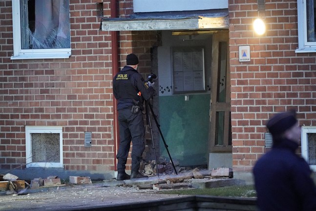 MALMÖ, SVERIGE 20210506
Skador på en port och bomb- och kriminaltekniker på plats på Docentgatan. Polisen har upprättat avspärrningar på Nydala i Malmö natten till torsdagen efter larm om flera explosioner.
Foto: Johan Nilsson / TT / Kod 50090