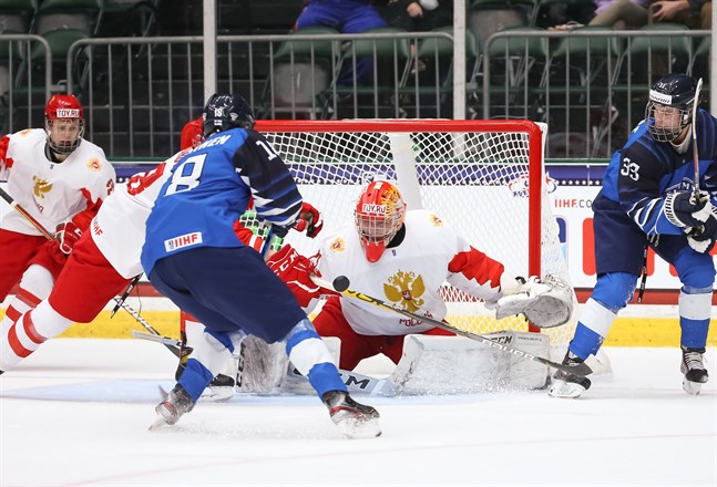 Samu Salminen testar skott mot ryske keepern Sergej Ivanov.