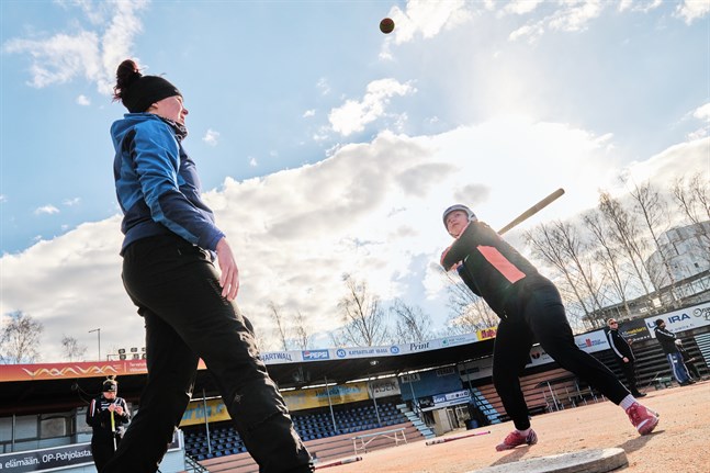 Alexandra Scheweleff (till höger) började spela boboll som sjuåring, efter att hon provat många olika sporter vid villan och fastnat för bobollen.