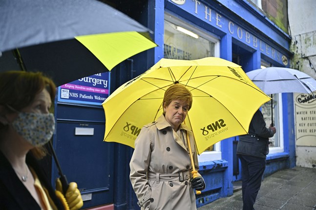 Den skotska ledaren och SNP-ledaren Nicola Sturgeon hoppas stärka sitt mandat i självständighetsfrågan.