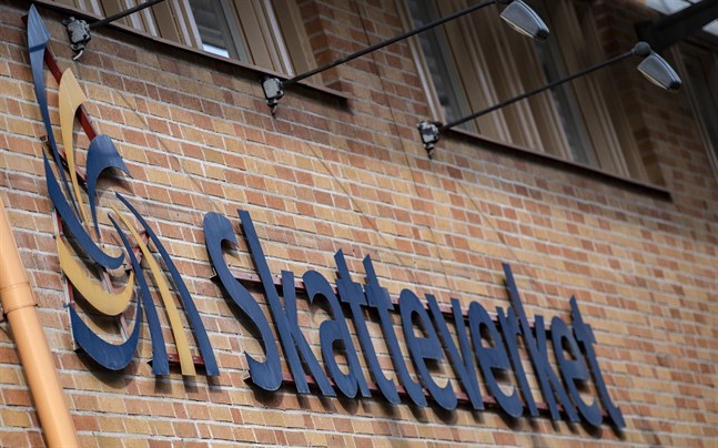 En man registrerades av misstag som död i folkbokföringen i Sverige.