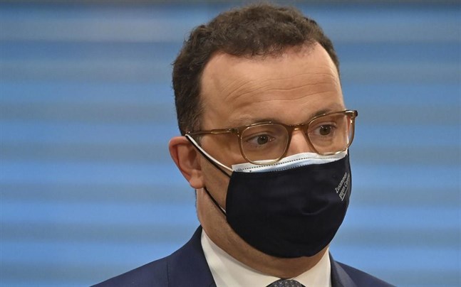 Tysklands hälsominister Jens Spahn meddelar att Astra Zenecas covidvaccin kan användas för alla åldrar.
