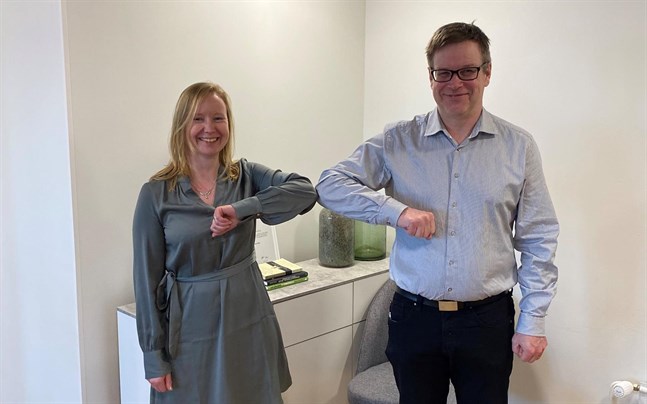 Noogas vd Monica Ahlskog skakar coronavänligt hand med vd:n för Dama Consulting. Jakobstads Nooga har förvärvat Dama Consulting i Närpes.