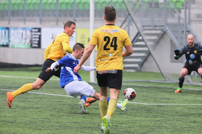 Ville Koskimaa gjorde comeback för fostrarföreningen FC Kiisto och hade en hel del att göra då Vasa IFK höjde tempot. Här jagar han Filip Hiekkanen i eget straffområde.