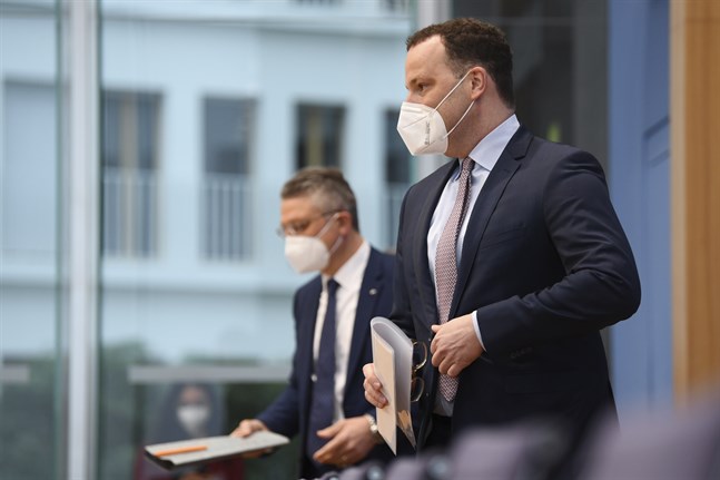 Tysklands hälsominister Jens Spahn (till höger) och smittskyddschefen Lothar Wieler levererar hoppfulla budskap om virusläget i landet.