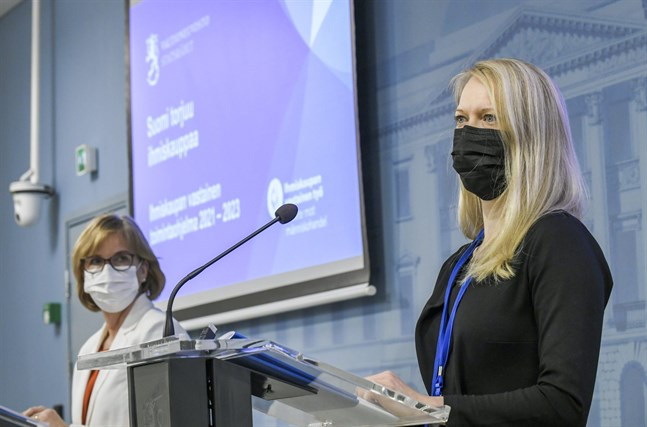 Människohandel kan till exempel handla om en ung kvinna som utlovas ett frisörsjobb i Finland men tvingas in i prostitution, sade justitieminister Anna-Maja Henriksson (till vänster) när hon presenterade regeringens handlingsplan mot människohandel tillsammans med Venla Roth, statsrådets samordnare för arbetet mot människohandel.