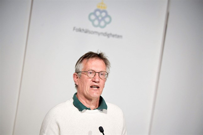 Statsepidemiolog Anders Tegnell är förstås en huvudperson i boken "Flocken", liksom hans företrädare Johan Giesecke.