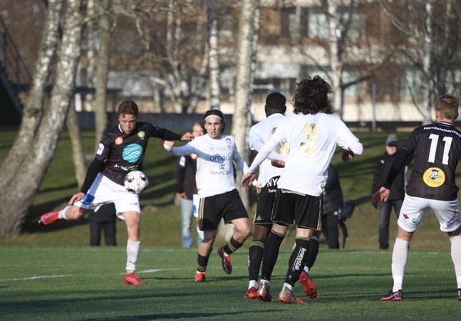 Här för Benjamin Östman JBK till en 2–0-ledning mot SJK Akatemia. Till höger skymtar Kevin Larsson (11).