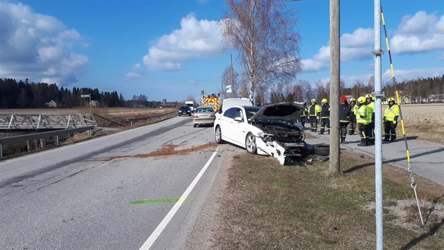 Tre personbilar och en traktor krockade i Rökiö på fredagen.