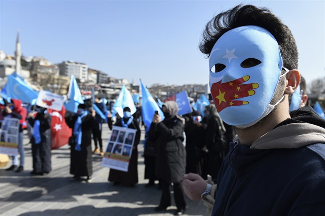 Uigurer som bor i Turkiet demonstrerar mot Kinas övergrepp mot minoritetsbefolkningen i provinsen Xinjiang. Arkivbild.