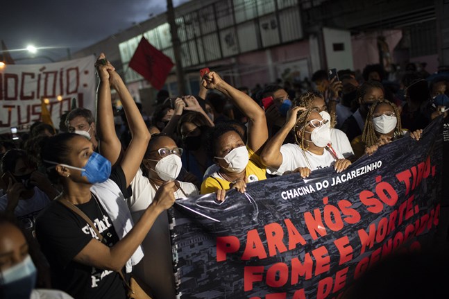 Boende demonstrerar mot polisens blodiga knarktillslag i torsdags, som krävde 25 liv i slumområdet Jacarezinho i Rio de Janeiro.