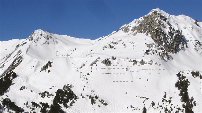 Sju personer har omkommit i laviner i Frankrike. På bilden det 3 779 meter höga bergsmassivet Mont Pourri, nära skidorten Les Arcs där tre personer omkom.