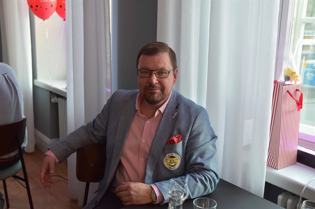 Michael Oksanen säger han har gjort misstag med kilometerersättning och missat att jäva sig då en släkting till honom anställdes på Pohjola-Norden.