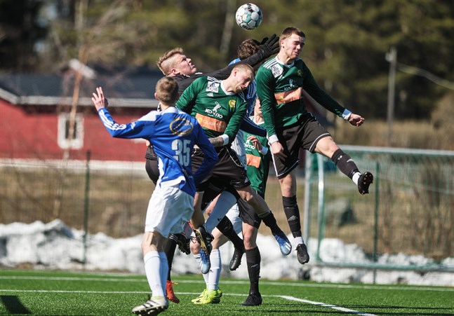 Kevin Storfors och Alexander Kronholm såg till att I-JBK:s målvakt Jonas Stenbacka hade en hel massa att göra på Nya Ehnvallen.