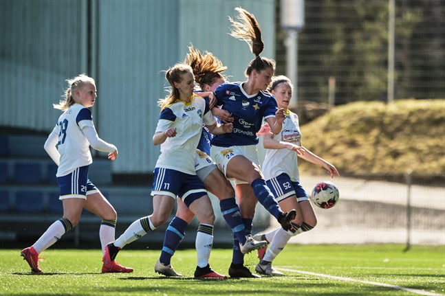Amanda Kass är hårt uppvaktad av EBK:s spelare.