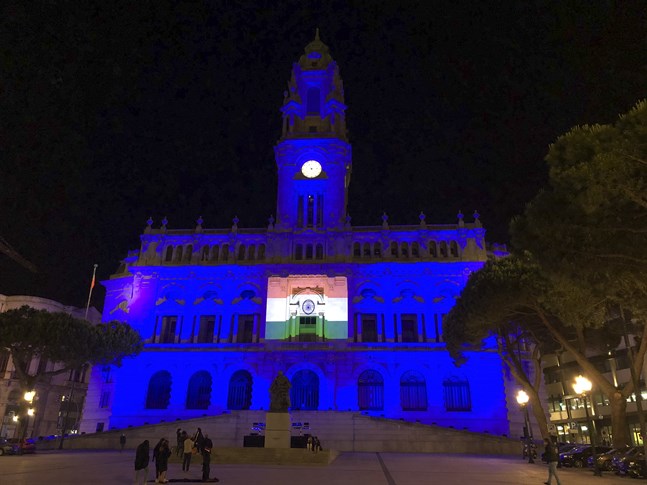 Indiens flagga projicerad på stadshuset i Porto inför lördagens EU-toppmöte, där Indiens premiärminister Narendra Modi deltar via webben.