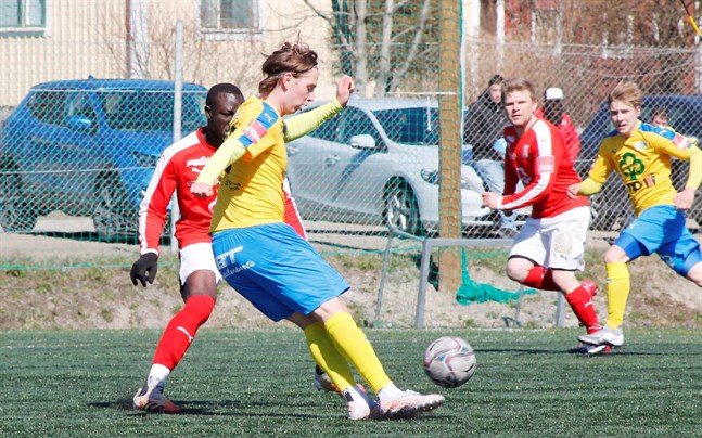 Kim Böling gjorde ett mål för Kraft. Här ställs han mot Sportings Antoine Badjan.