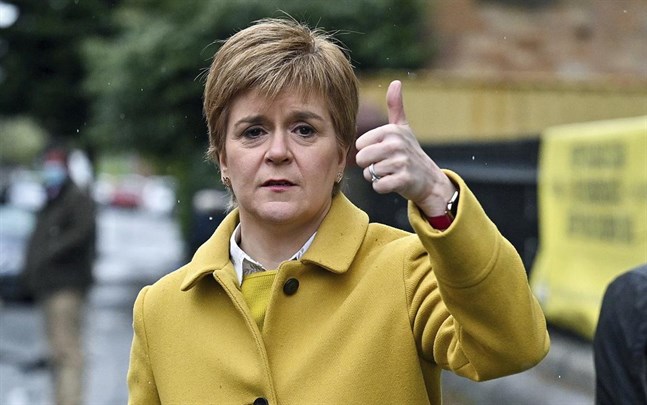 Skottlands försteminister tillika SNP-ledaren Nicola Sturgeon har siktet inställt på självständighet även om partiet inte ser ut att få en egen majoritet.