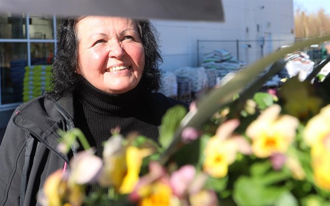 Tiina Kallio var på blomuppköp till Plantagen under lördagsförmiddagen.
