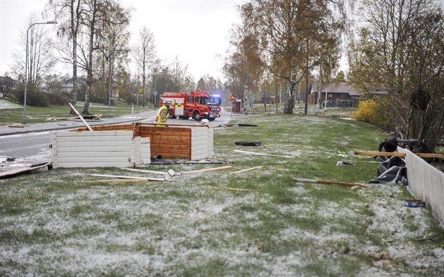 En friggebod totalförstördes efter att ha slitits upp av hårda vindar när ett kraftigt oväder drog in över Grums. En person har förts med ambulans till sjukhus.