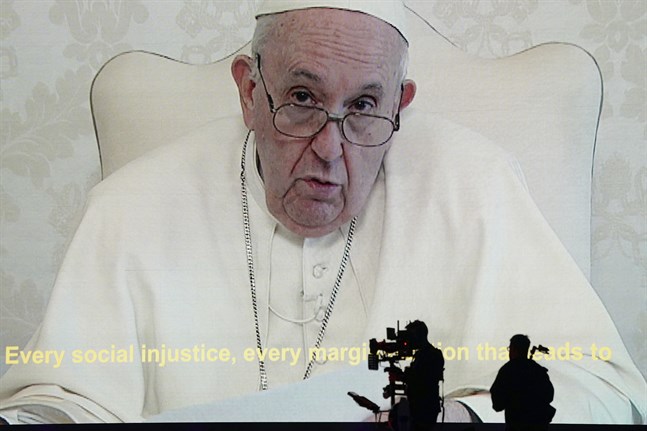 Via video tar påve Franciskus avstånd från "individualismens virus".