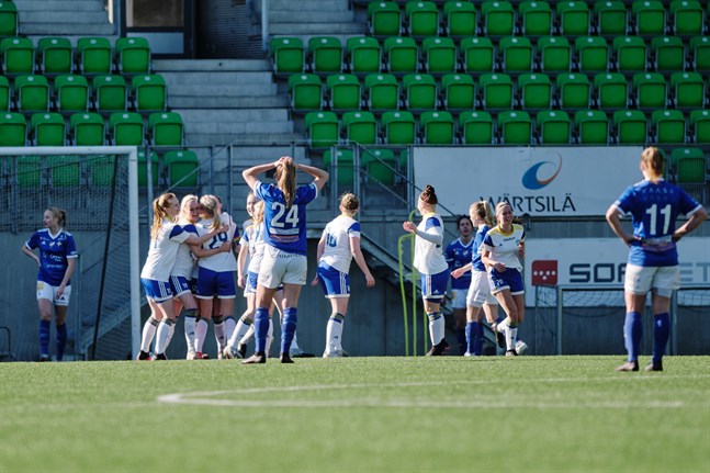 Från eufori till besvikelse för Vasa IFK och tvärtom för EBK. Så såg tilläggsminuterna ut i Sandviken på lördagen.