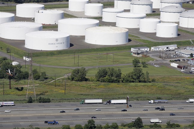 Colonial Pipelines oljeledningar från raffinaderierna i Texas, som står för 45 procent av all bensin, diesel, villaolja och flygfotogen som konsumeras i nordöstra USA, har stängts efter en cyberattack.